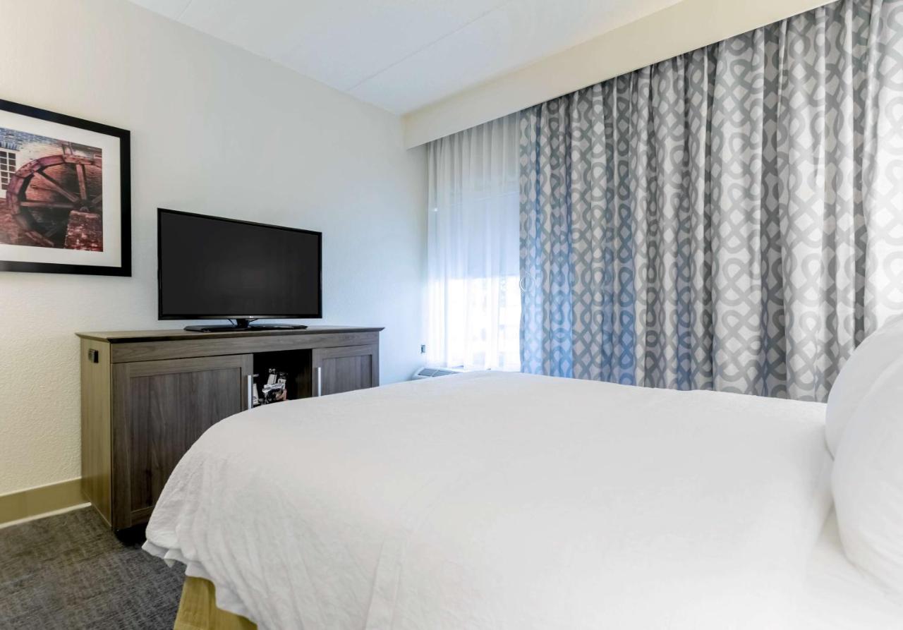 Queen Room - Mobility/Hearing Access with Bathtub at Hampton Inn St. Charles St. Peters