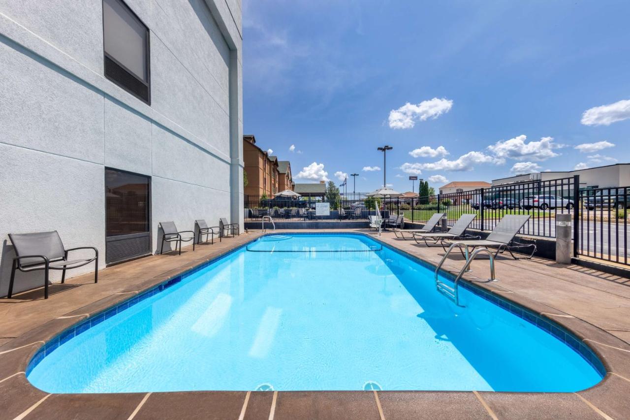 | Hampton Inn Saint Robert