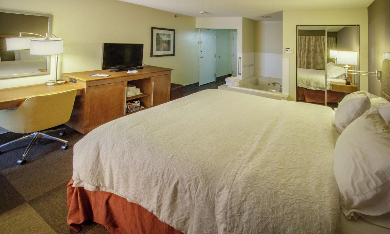 King Room with Spa Bath - Non-Smoking at Hampton Inn South Haven