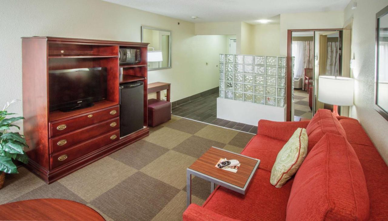 Deluxe King Room with Spa Bath at Hampton Inn South Haven