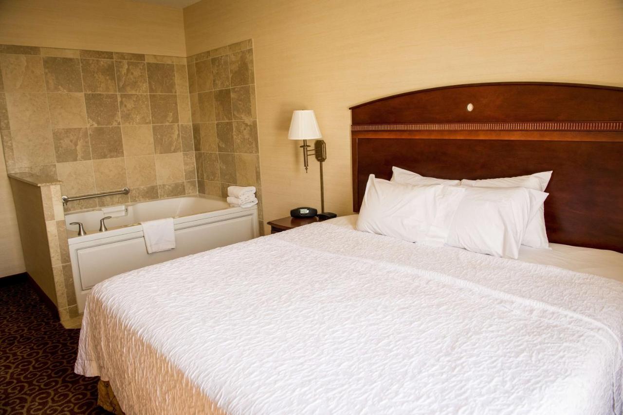 King Room with Whirlpool - Non-Smoking at Hampton Inn Plover/Stevens Point