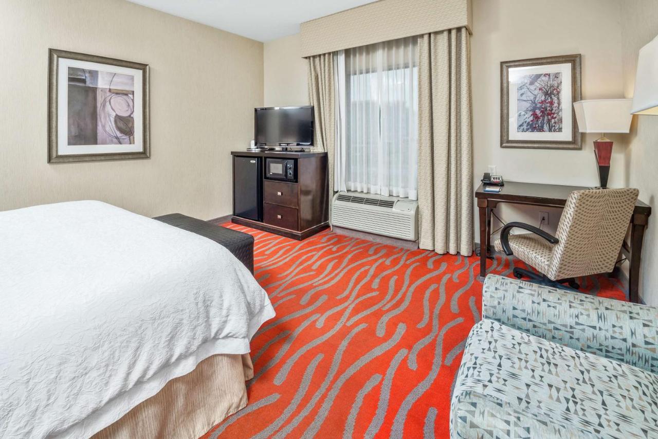 King Room at Hampton Inn & Suites Tulsa/Catoosa