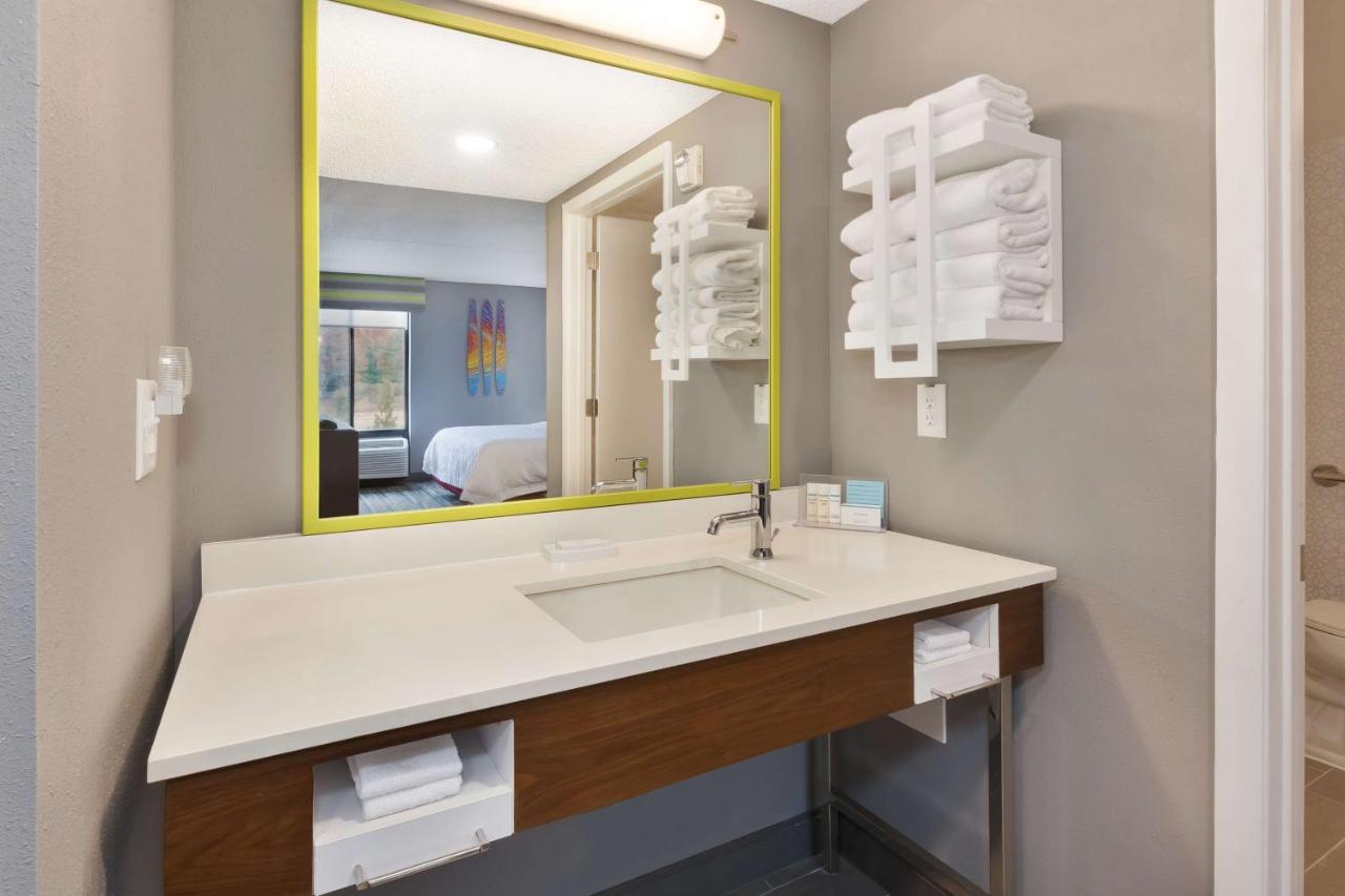 King Room with Roll-in Shower - Mobility Accessible/Non-Smoking at Hampton Inn Traverse City