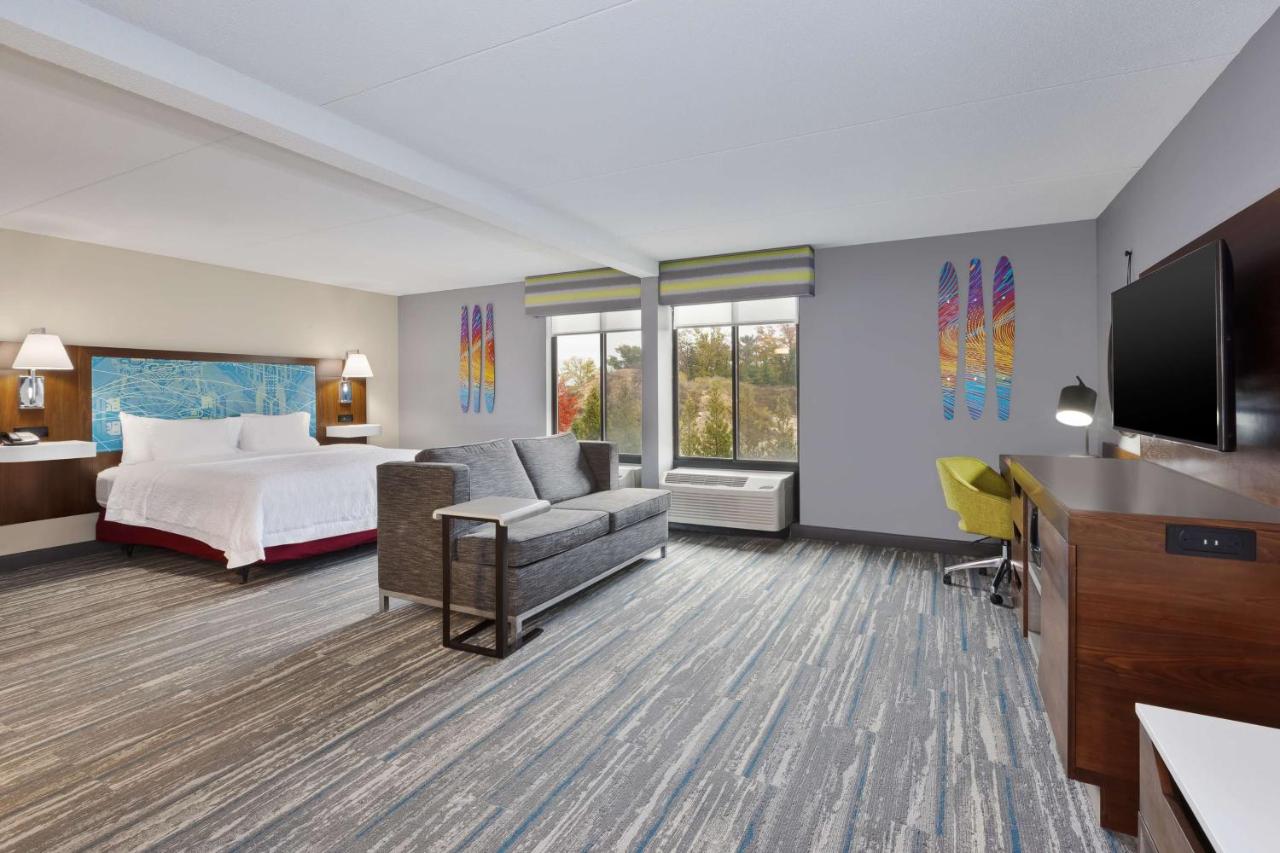 King Room with Roll-in Shower - Mobility Accessible/Non-Smoking at Hampton Inn Traverse City