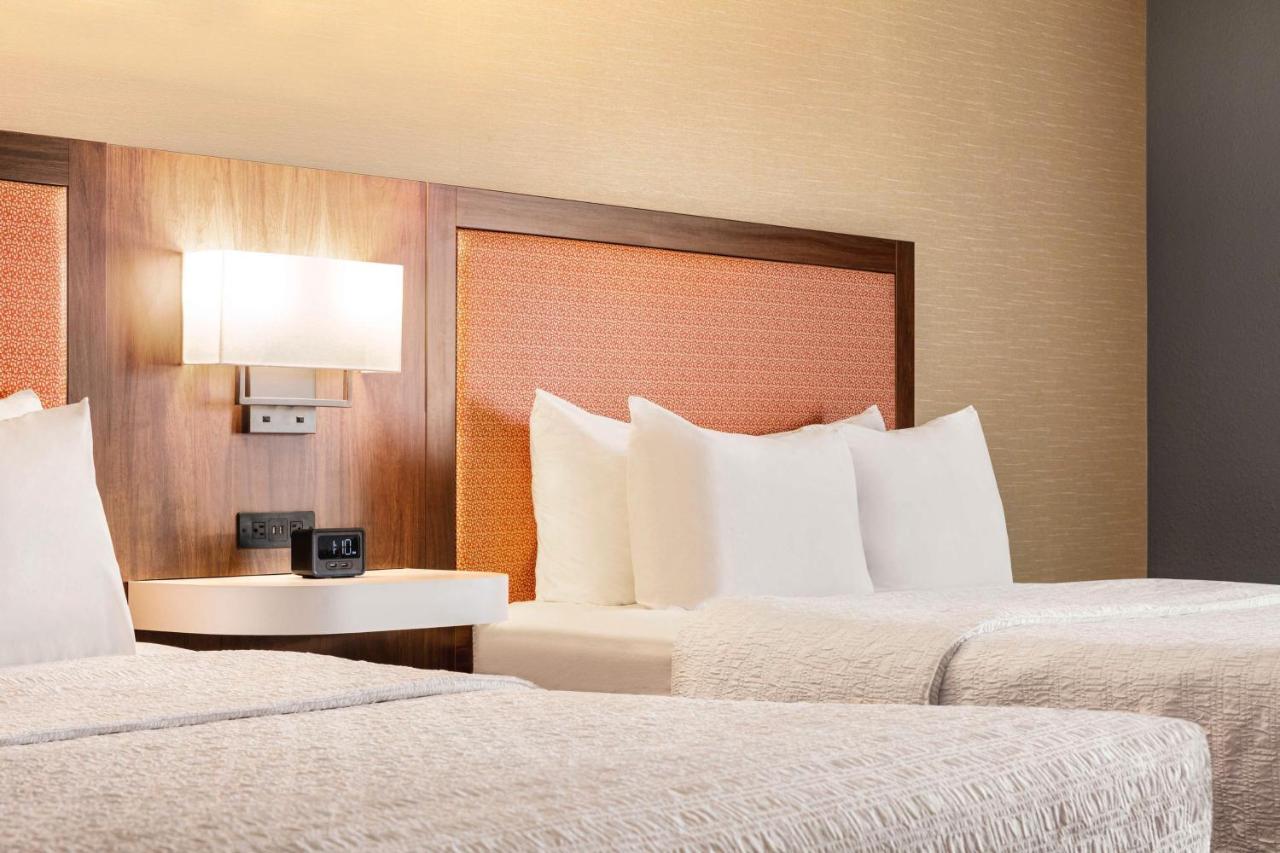 Queen Room - Non-Smoking at Hampton Inn & Suites Valparaiso
