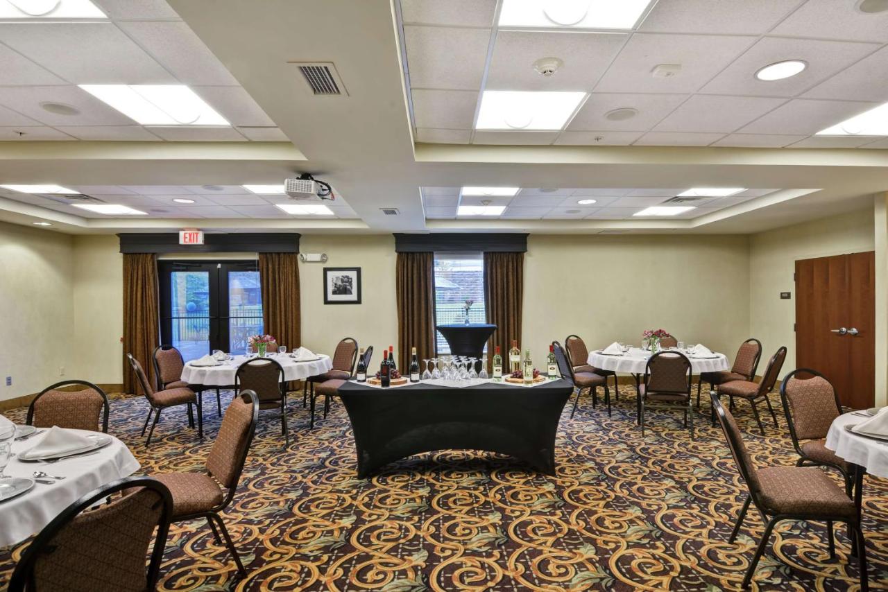 | Hampton Inn and Suites New Hartford/Utica