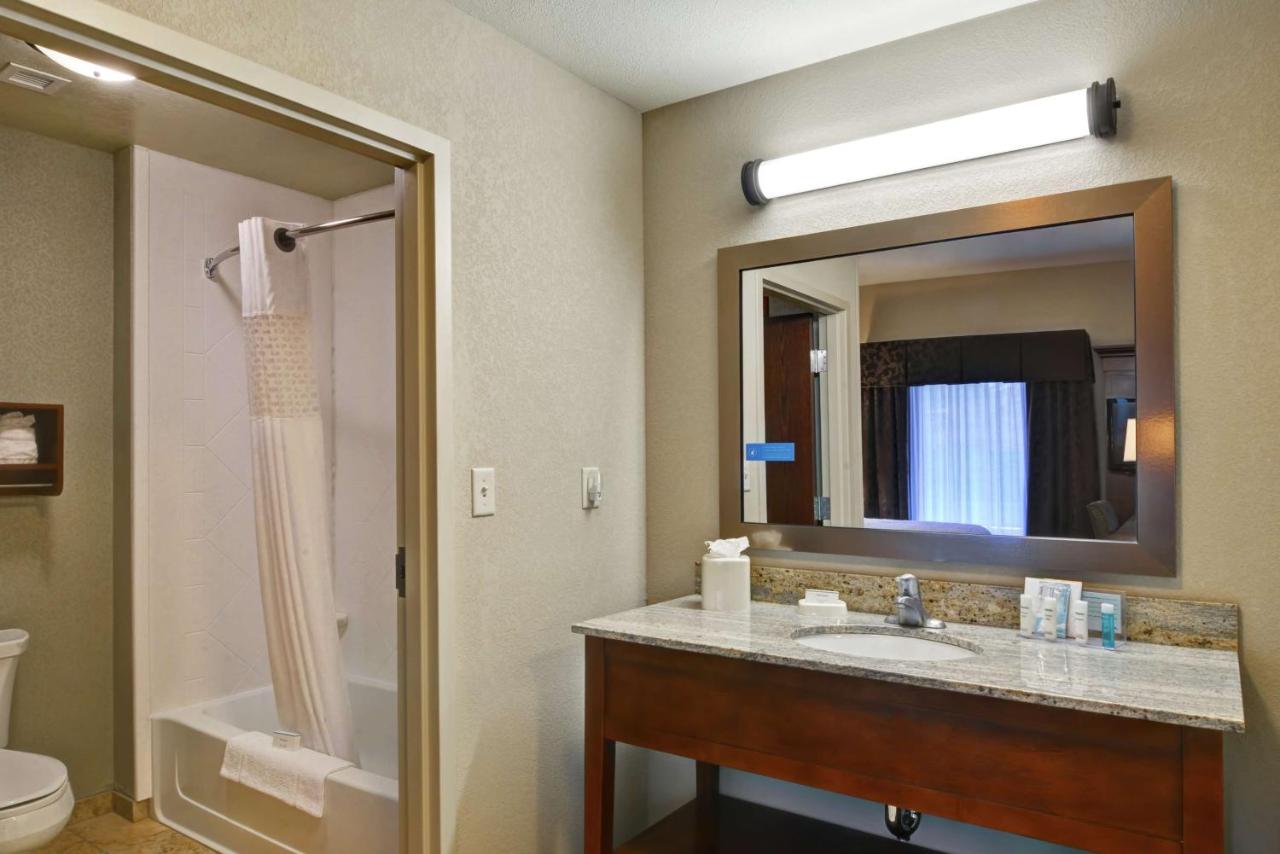 | Hampton Inn and Suites New Hartford/Utica