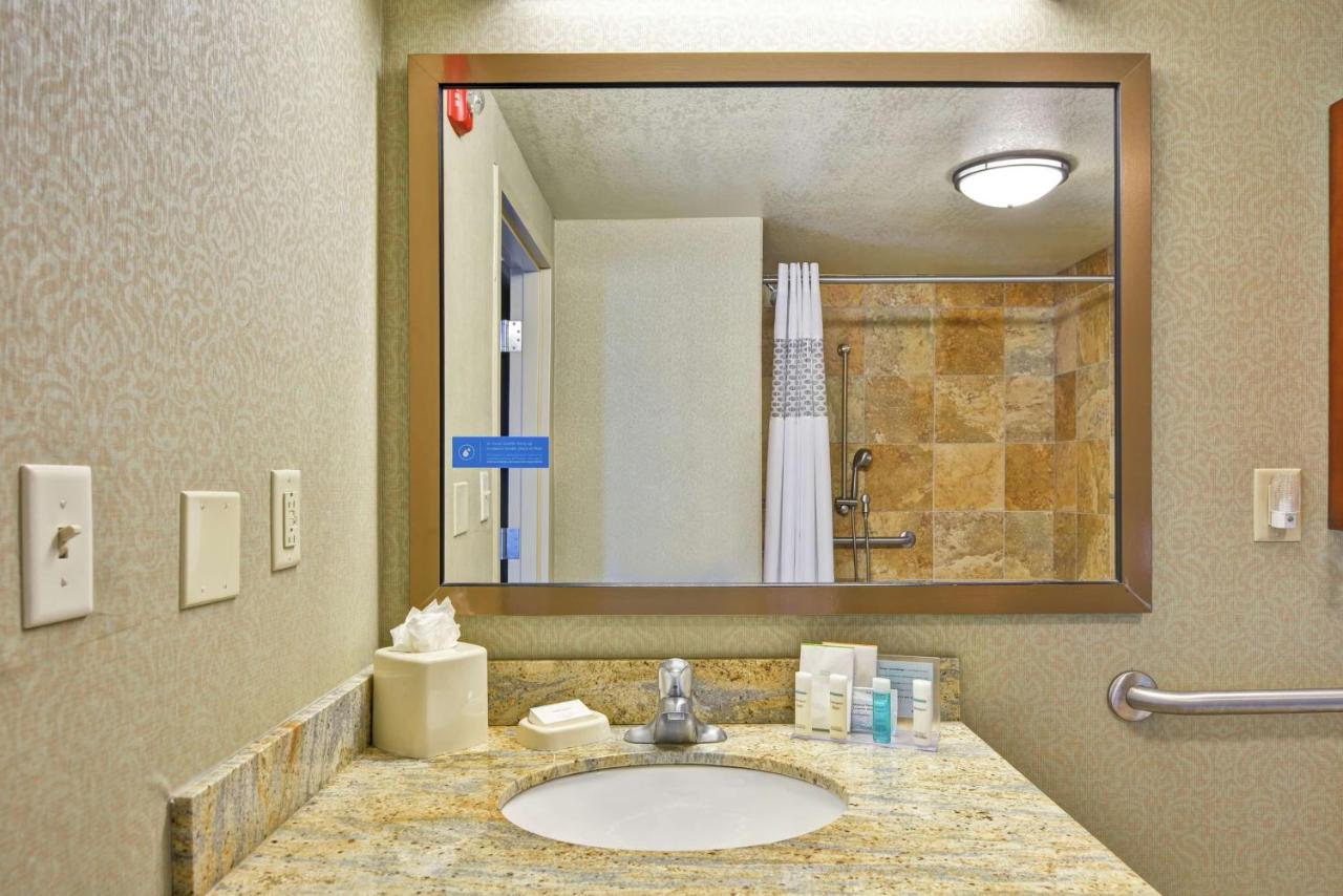 | Hampton Inn and Suites New Hartford/Utica
