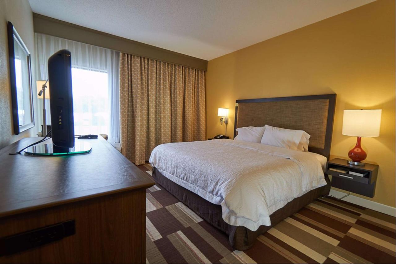 King Room with Bath Tub - Disability/Hearing Accessible - Non-Smoking at Hampton Inn Uniontown
