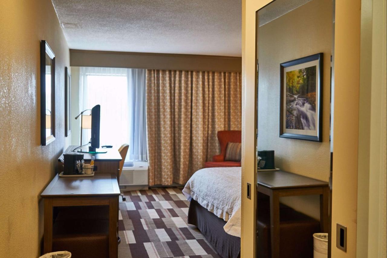 King Room - Non-Smoking at Hampton Inn Uniontown