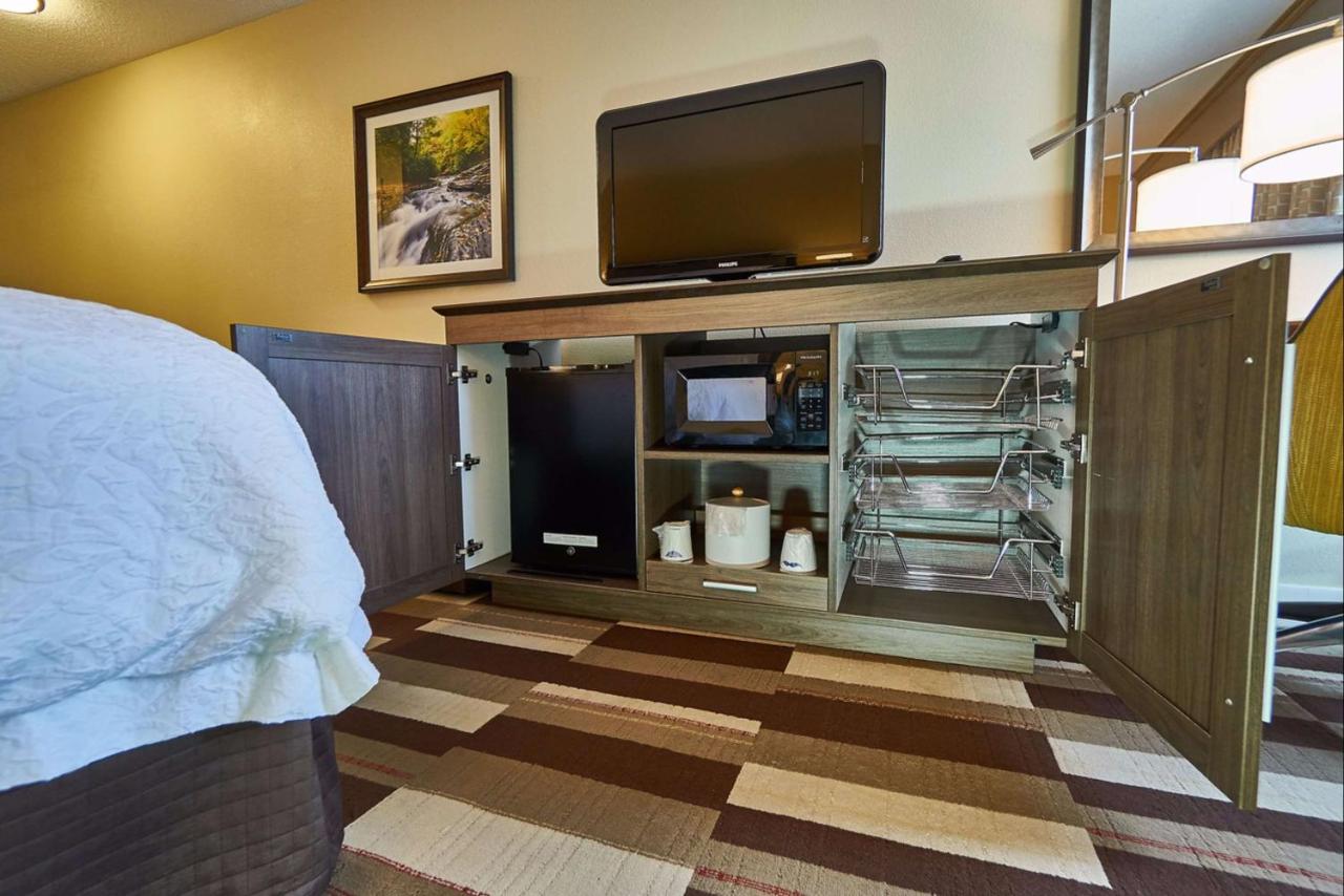 King Room - Non-Smoking at Hampton Inn Uniontown