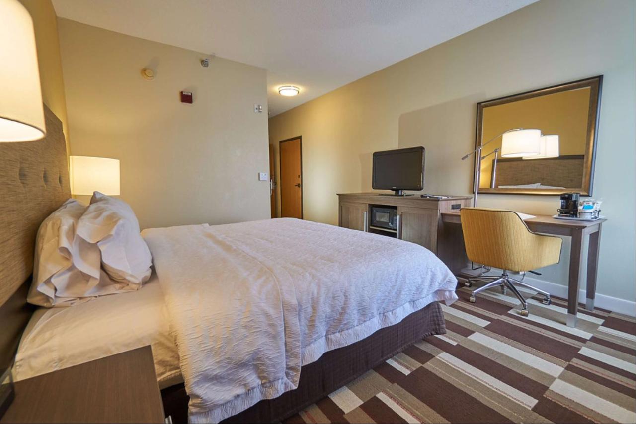 King Room with Bath Tub - Disability/Hearing Accessible - Non-Smoking at Hampton Inn Uniontown