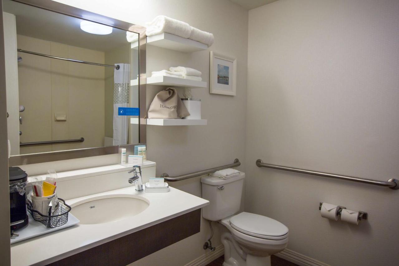 Queen Room with Two Queen Bed- Accessible Bathtub- Non- Smoking at Hampton Inn Washington