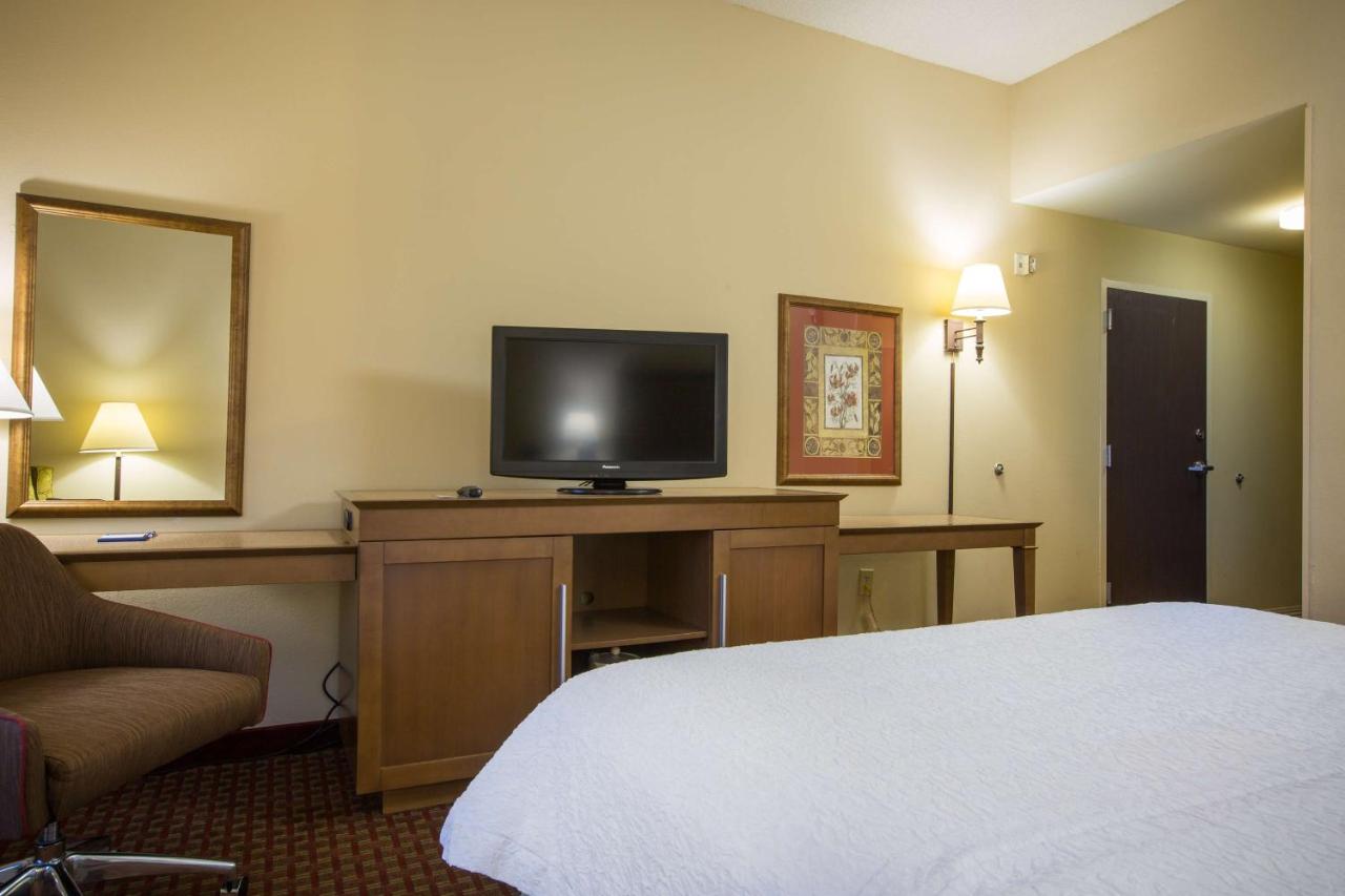 King Room with Accesible Bath Tub - Smoking at Hampton Inn Washington