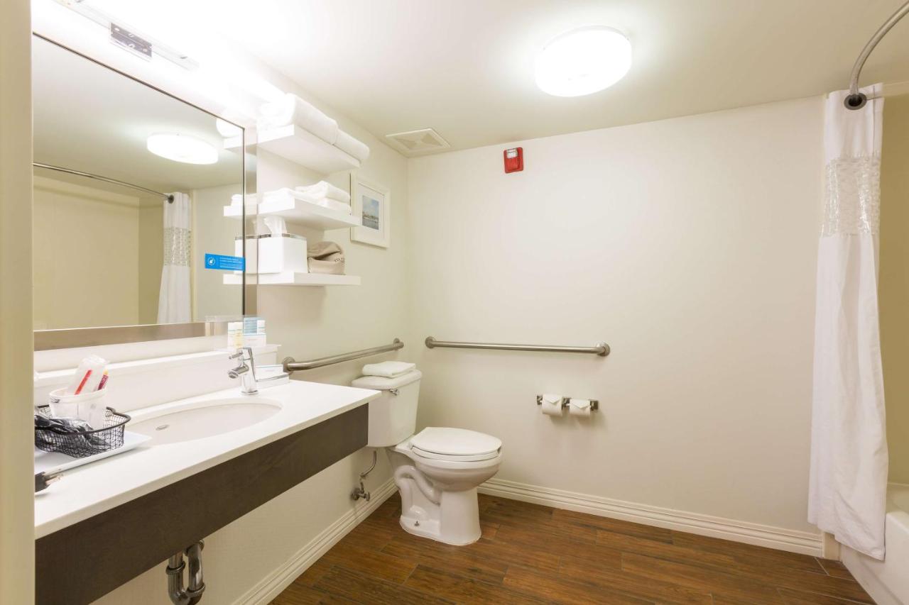 Queen Room with Two Queen Bed- Accessible Bathtub- Non- Smoking at Hampton Inn Washington