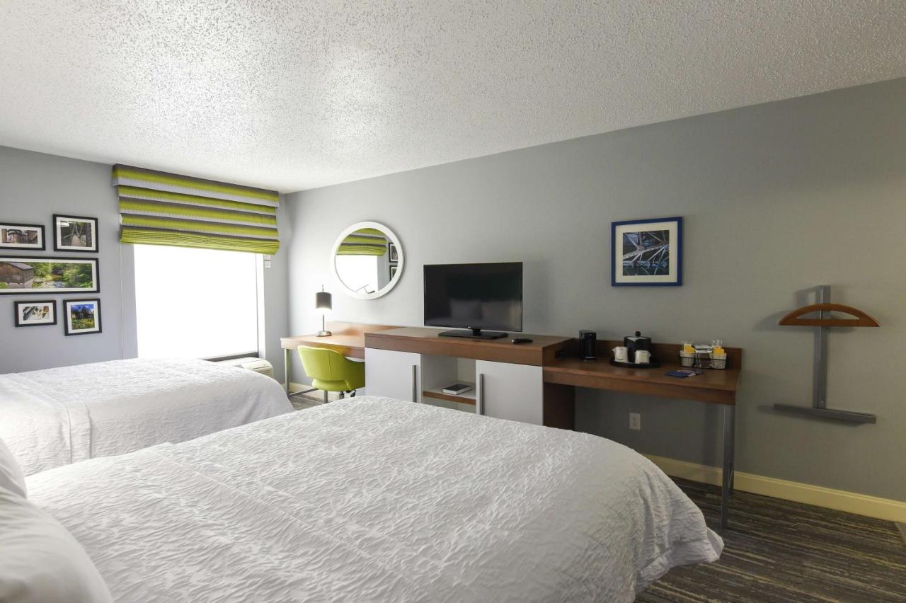 Queen with Two Queen Beds - Non-Smoking at Hampton Inn Youngstown-North