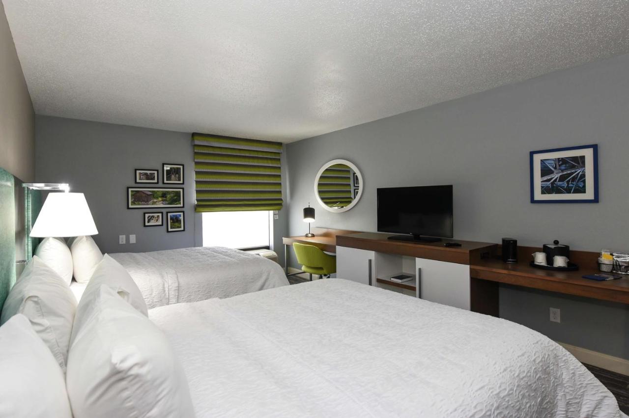 Queen with Two Queen Beds - Non-Smoking at Hampton Inn Youngstown-North