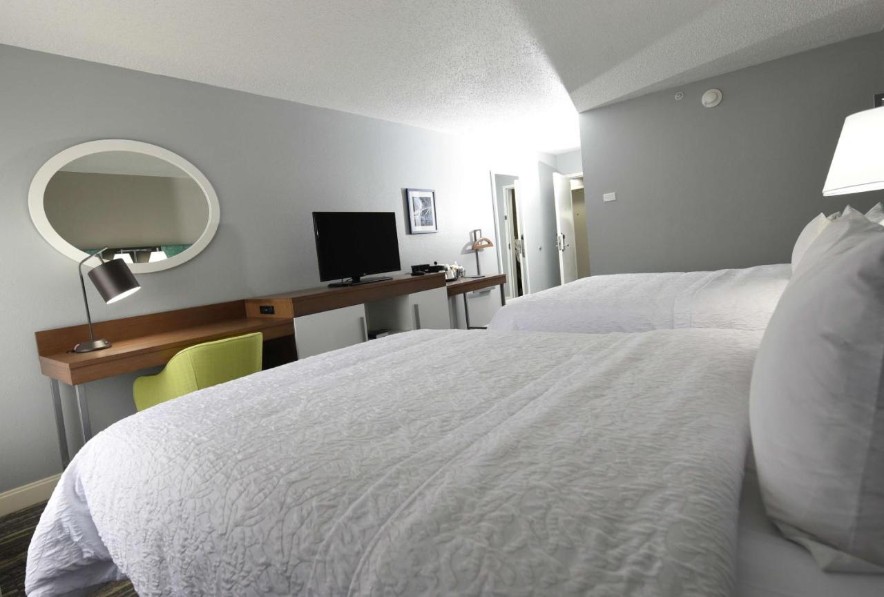 Queen with Two Queen Beds - Non-Smoking at Hampton Inn Youngstown-North