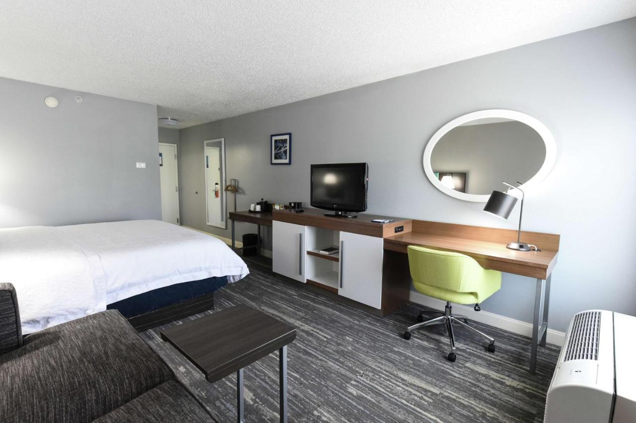 King Room - Non-Smoking at Hampton Inn Youngstown-North