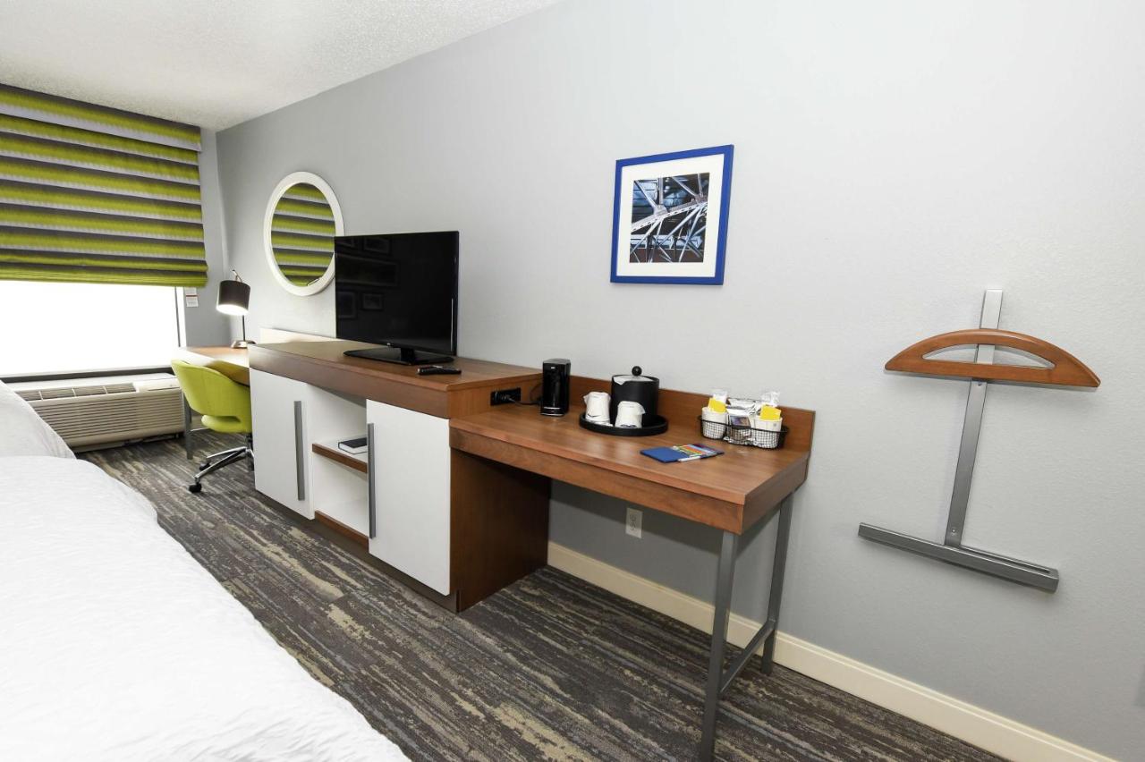 Queen with Two Queen Beds - Non-Smoking at Hampton Inn Youngstown-North