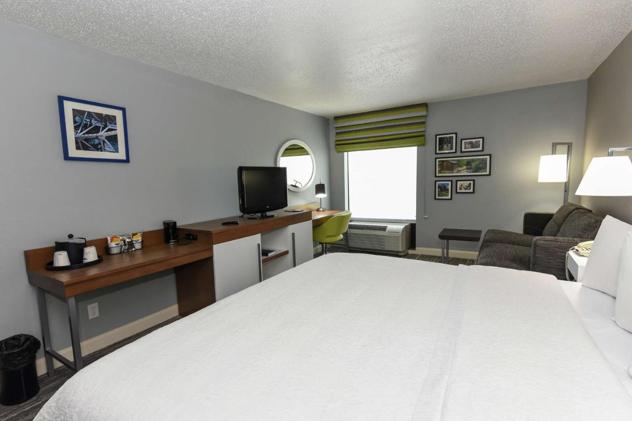 King Room - Non-Smoking at Hampton Inn Youngstown-North