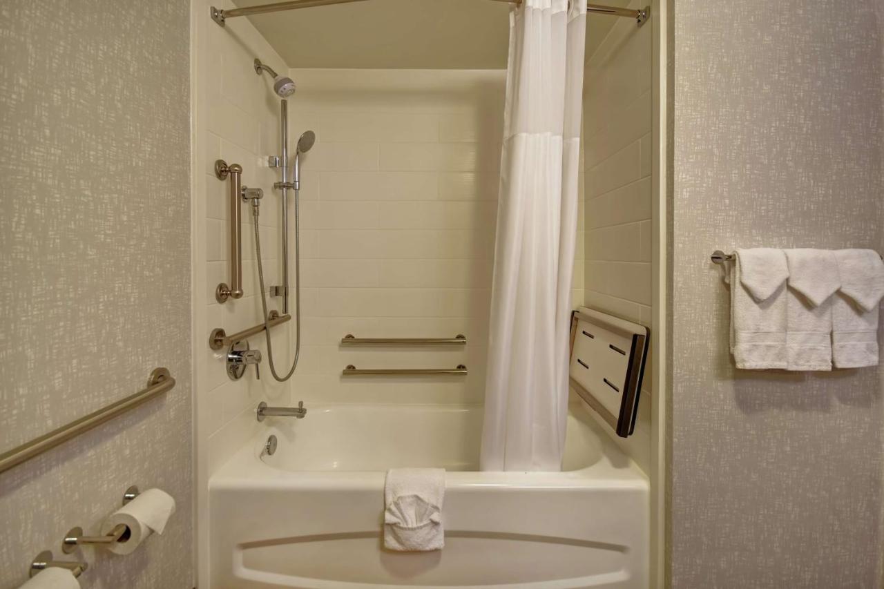 Double Room with Bath Tub - Mobility Access/ Non-Smoking at Hampton Inn Atlanta-Mall Of Georgia