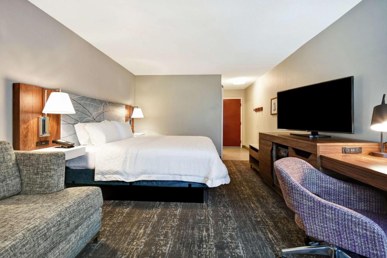 King Room with Microwave - Non-Smoking at Hampton Inn Atlanta-Mall Of Georgia