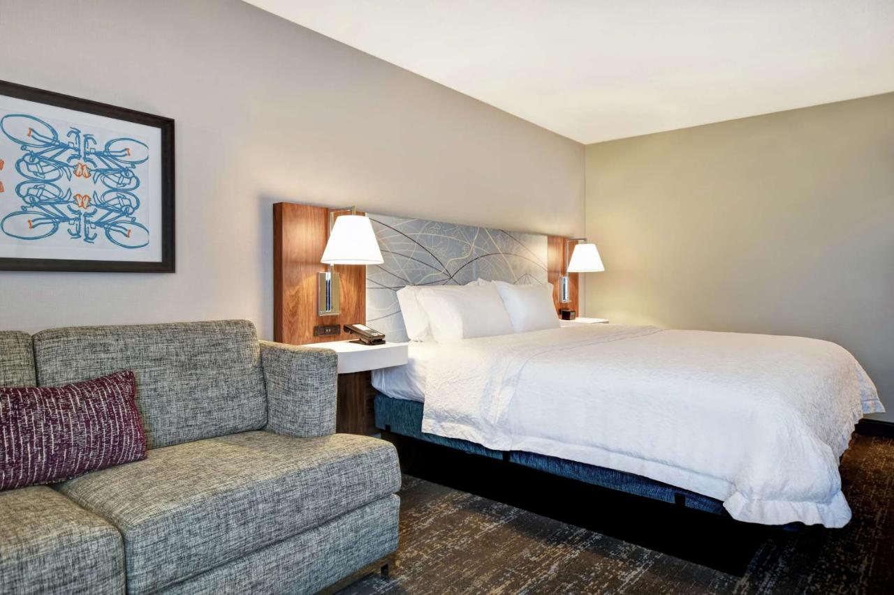 King Room with Microwave - Non-Smoking at Hampton Inn Atlanta-Mall Of Georgia