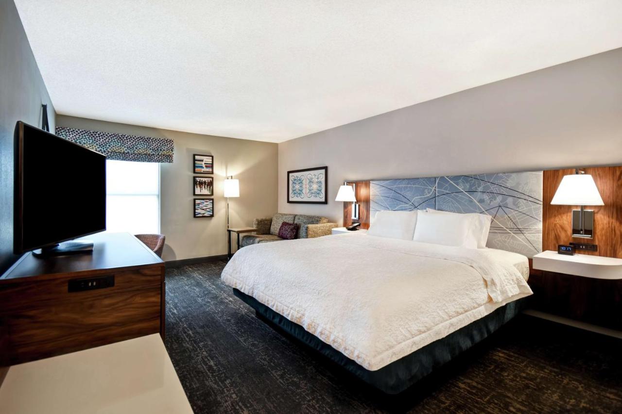 King Room with Microwave - Non-Smoking at Hampton Inn Atlanta-Mall Of Georgia