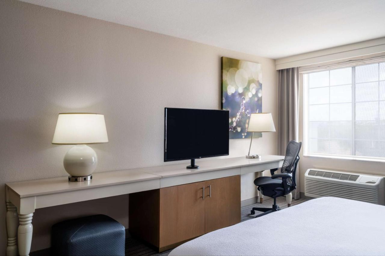 King Room with BathTub - Disability Access at Hilton Garden Inn Bakersfield