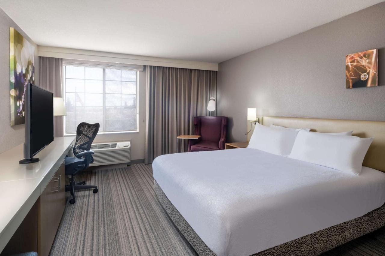 King Room with BathTub - Disability Access at Hilton Garden Inn Bakersfield