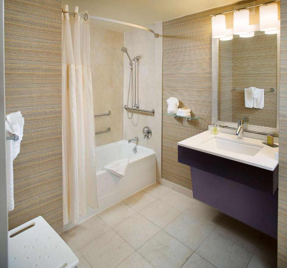 | DoubleTree by Hilton Baltimore - BWI Airport