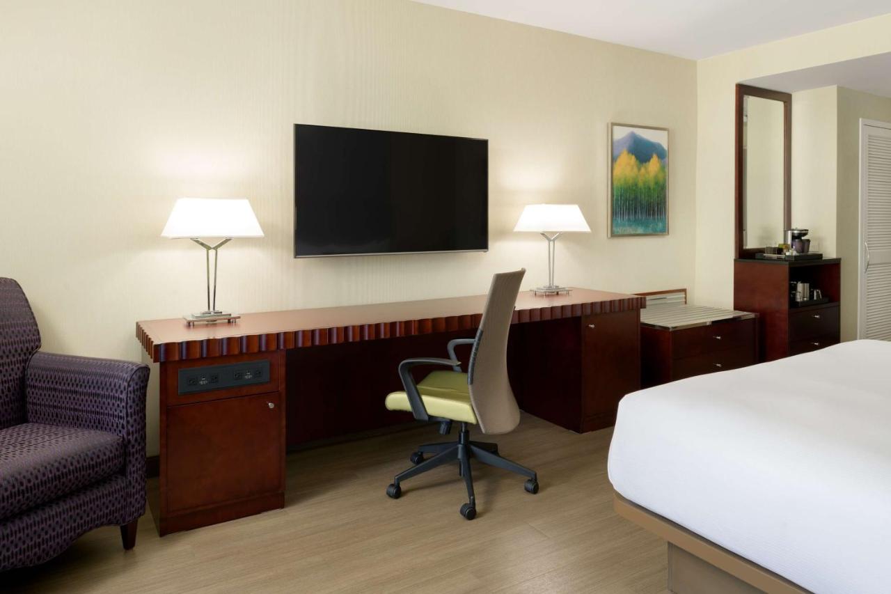 Deluxe King Room at Hilton Charlotte Uptown