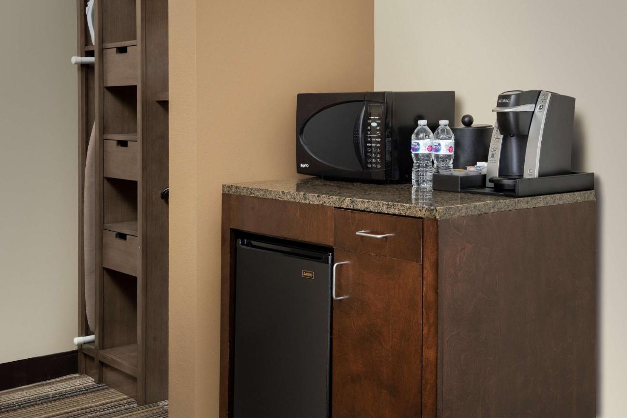 King Room Mobility/Hearing Accessible/Non-Smoking with Roll-In Shower at Hilton Garden Inn Charlotte/Mooresville