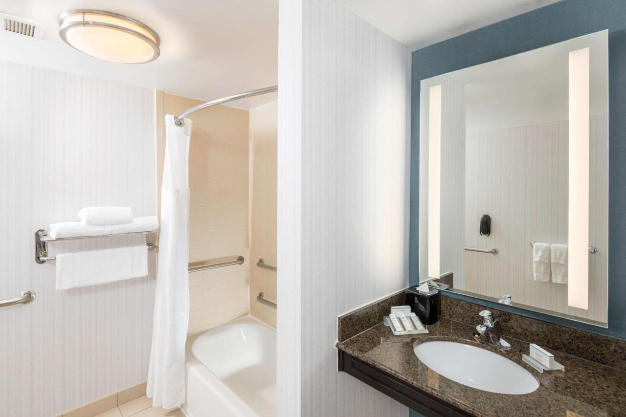 One King Mobility/Hearing Accessible with Tub at Hilton Garden Inn Silver Spring White Oak
