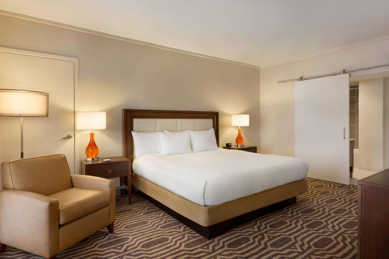 | Hilton Boston Dedham