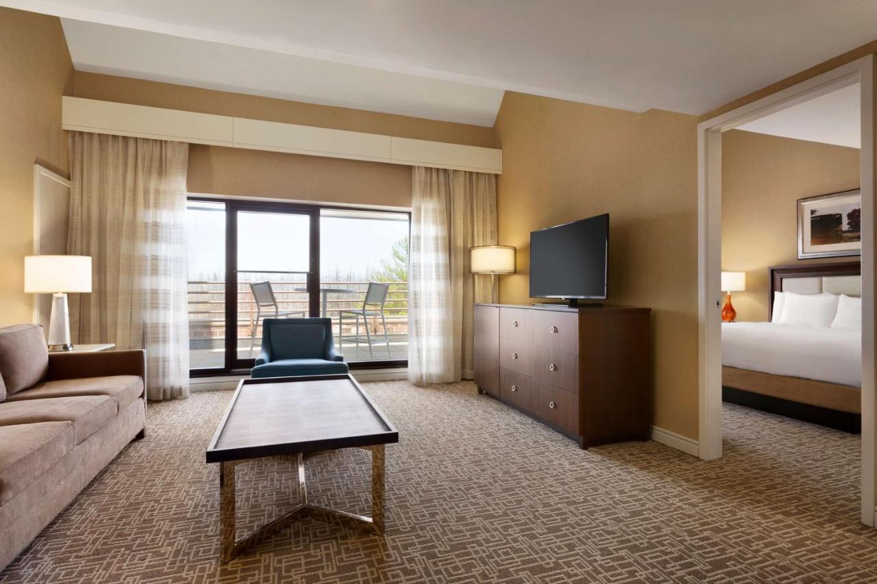 | Hilton Boston Dedham