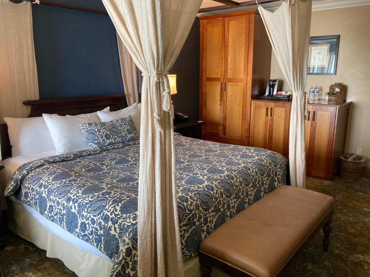 King Room with Ocean View at Blue Dolphin Inn