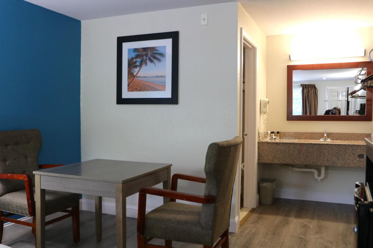 | Sunbird Cape Cod Resort