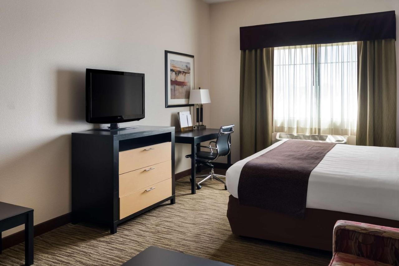 King Room with Sofa Bed - Pet Friendly - Non-Smoking at Best Western Plus Landmark Hotel
