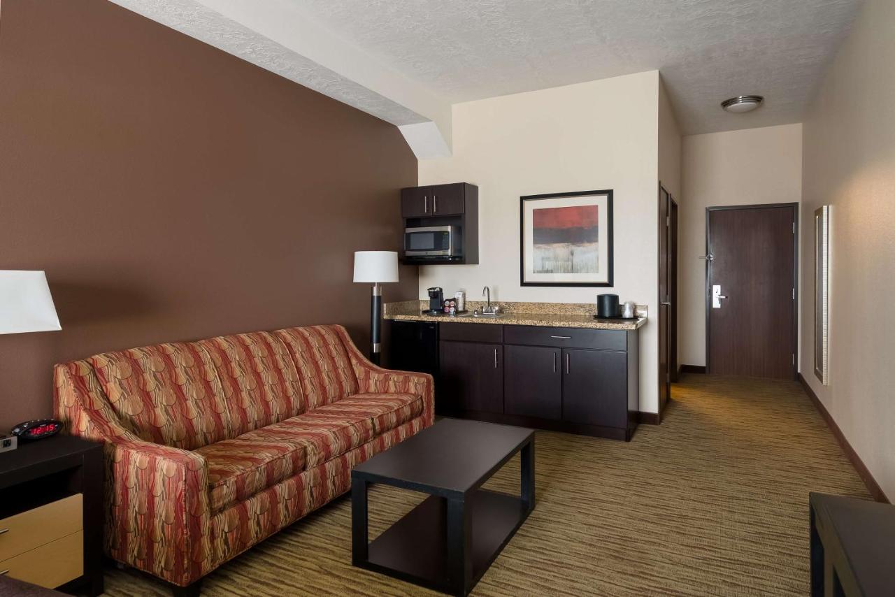King Room with Sofa Bed at Best Western Plus Landmark Hotel