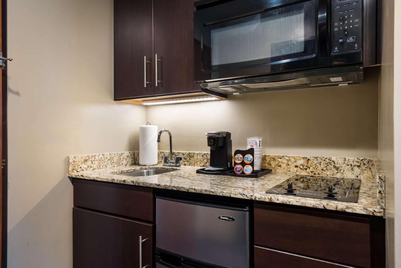 | Best Western Plus Landmark Hotel