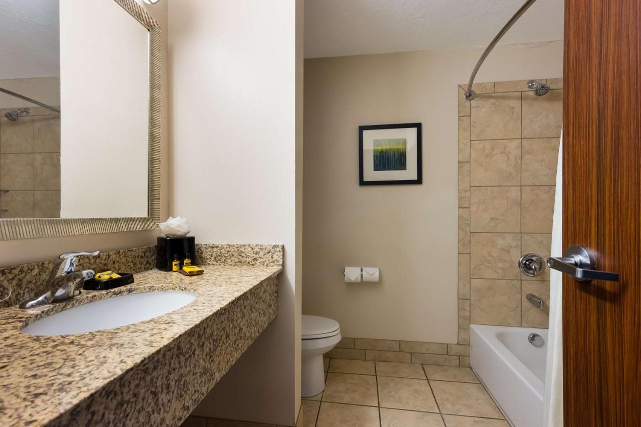 | Best Western Plus Landmark Hotel