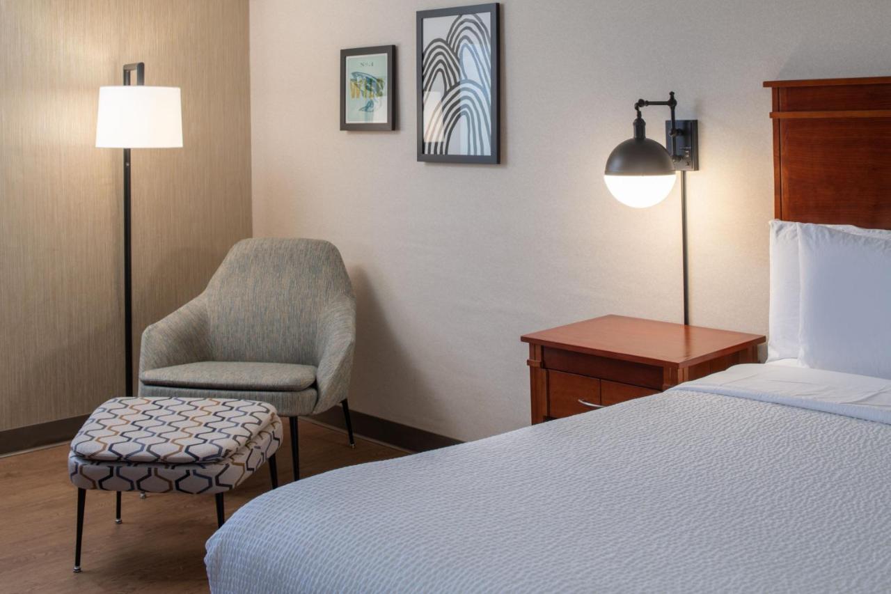 Business Room, Guest room, 1 King at Four Points by Sheraton Bellingham Hotel & Conference Center