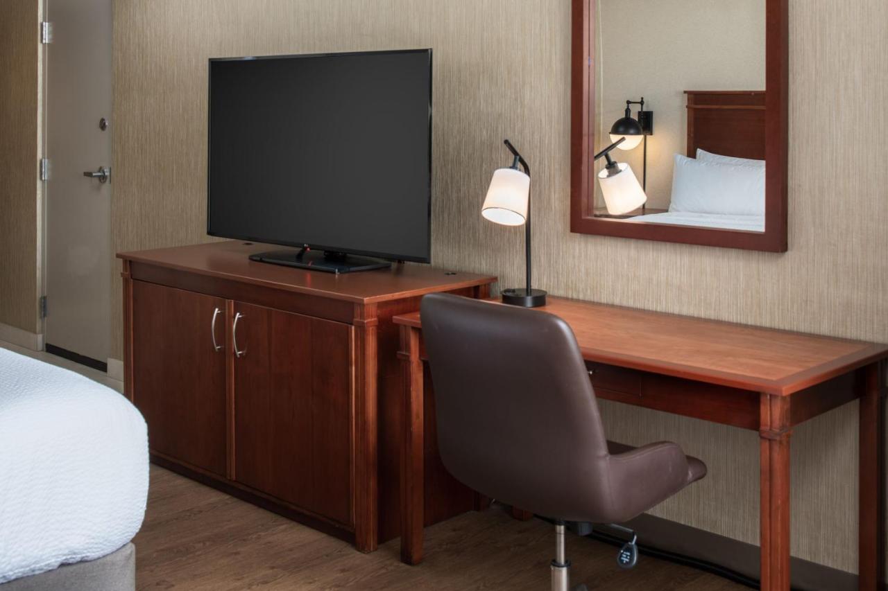 Business Room, Guest room, 1 King at Four Points by Sheraton Bellingham Hotel & Conference Center