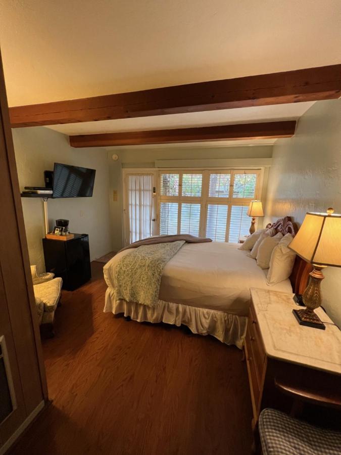 | Carmel Garden Inn