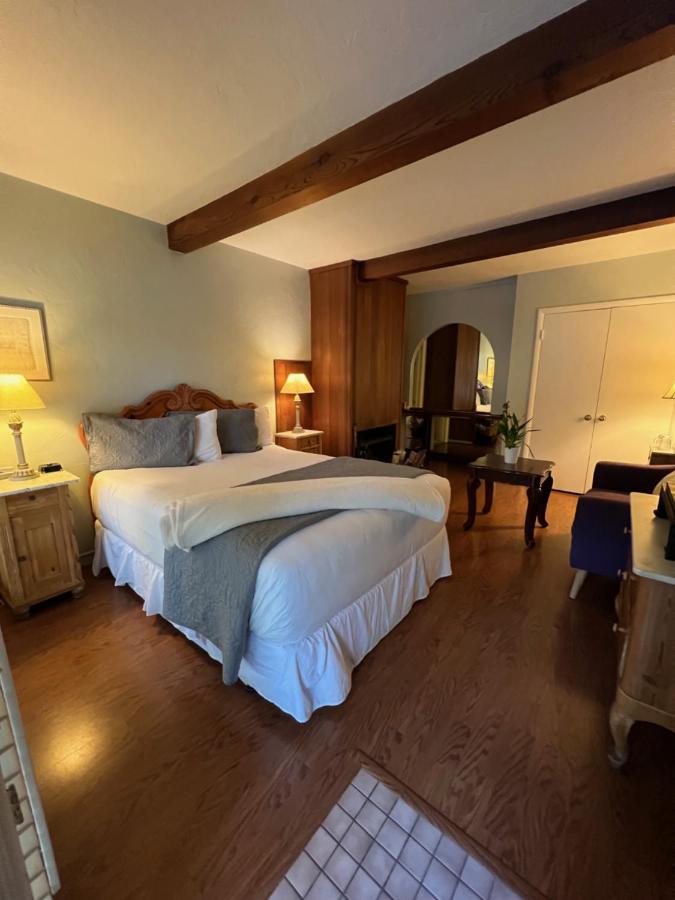 | Carmel Garden Inn