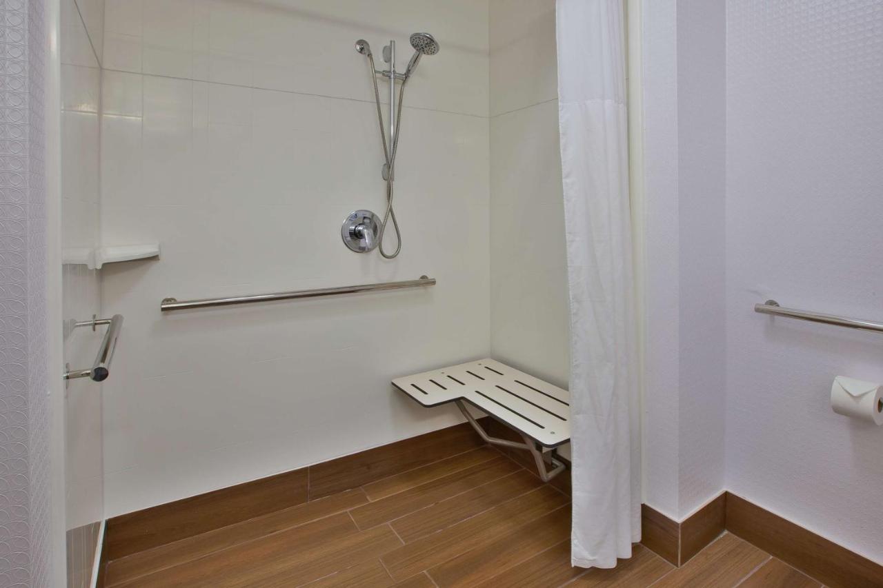 | Hampton Inn Commerce/Novi