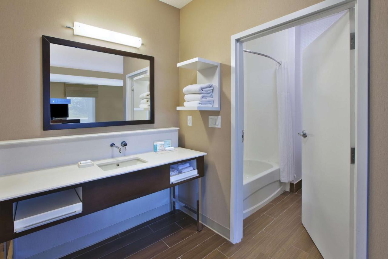 | Hampton Inn Commerce/Novi