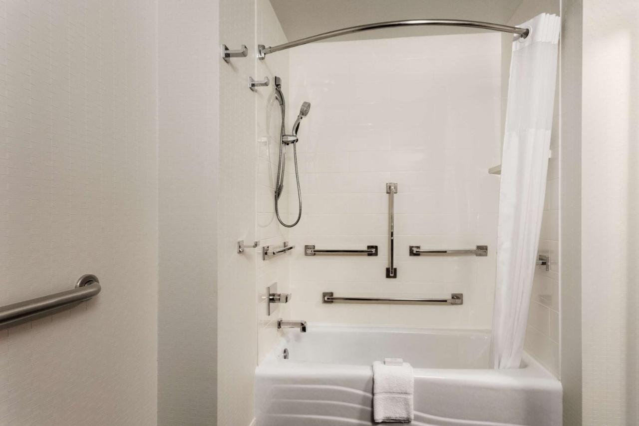 King Room - Disability Access at Hampton Inn Fort Smith